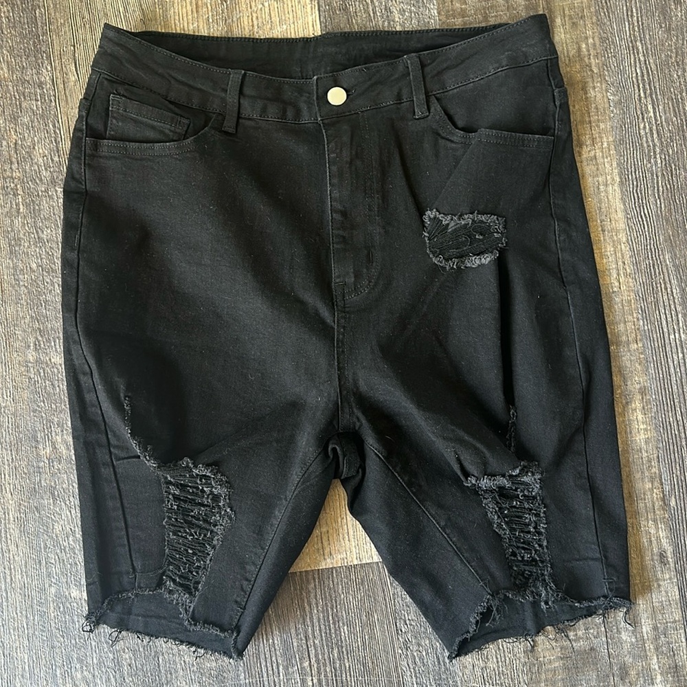 Black size 1XL distressed Bermuda shorts
